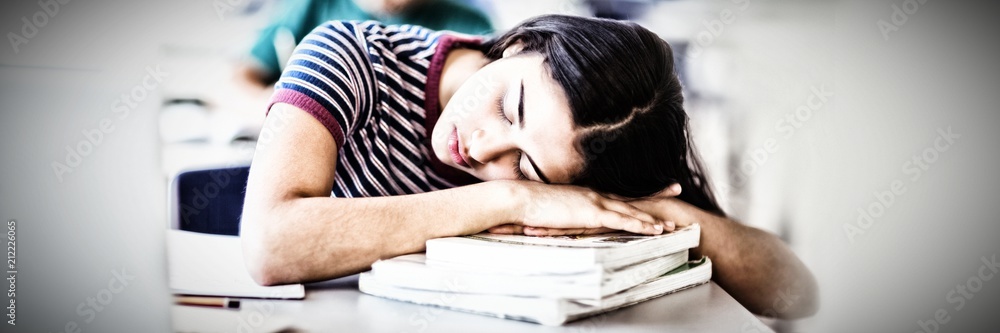 学生睡在图书馆