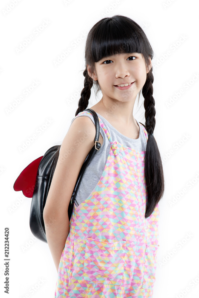 快乐的亚洲小女孩在白色背景下微笑的肖像