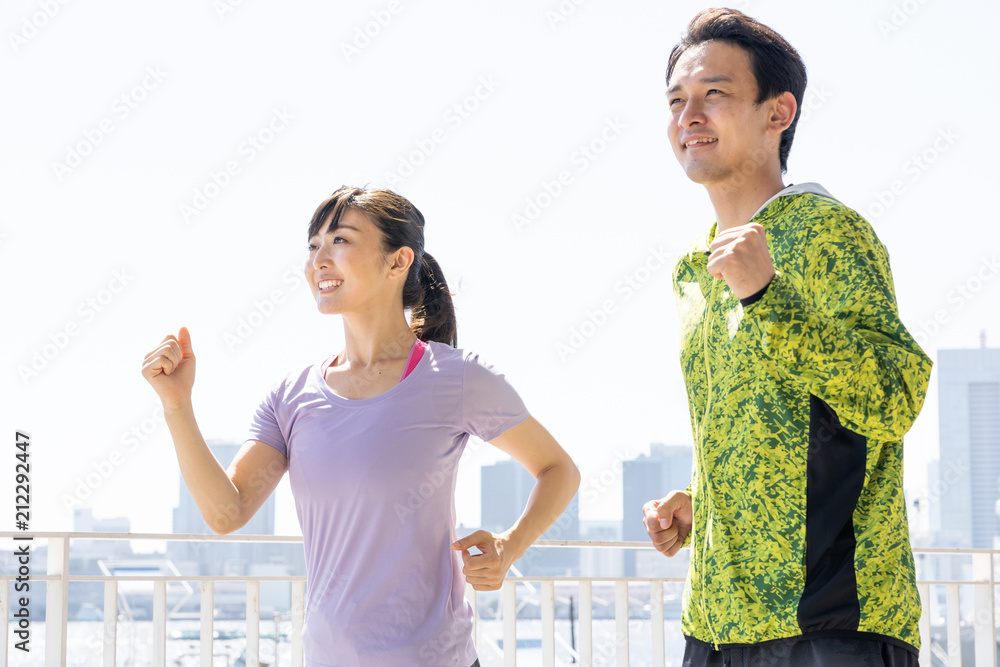 亚洲年轻夫妇跑步