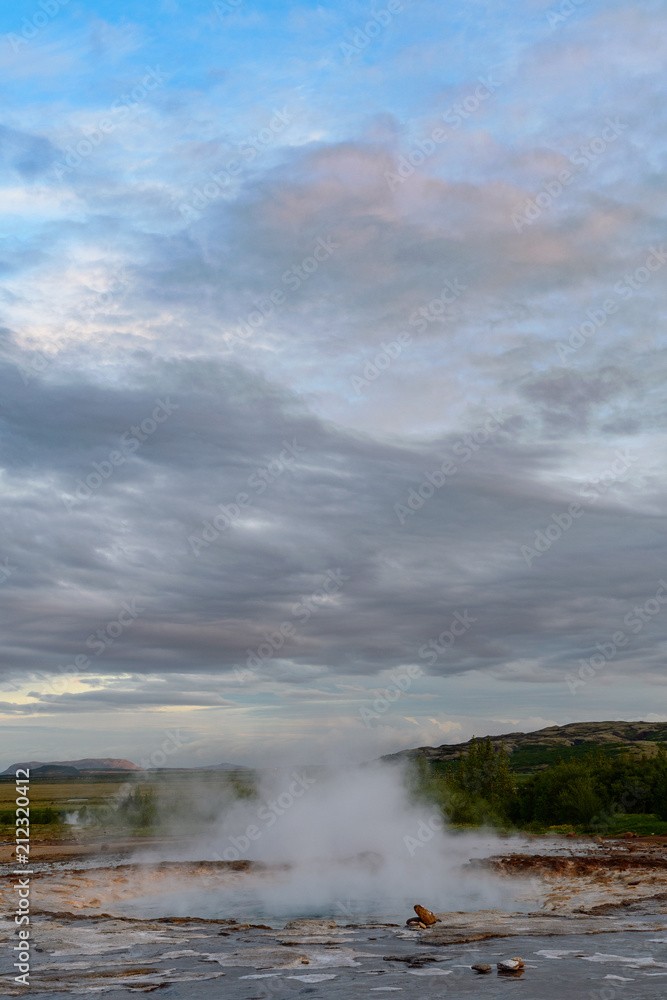 冰岛黄金圈地区的Strokkur geysir，它将水喷射到30米高空。