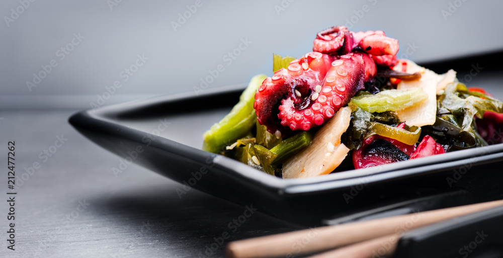 日本章鱼和生姜沙拉。健康食品。海鲜特写