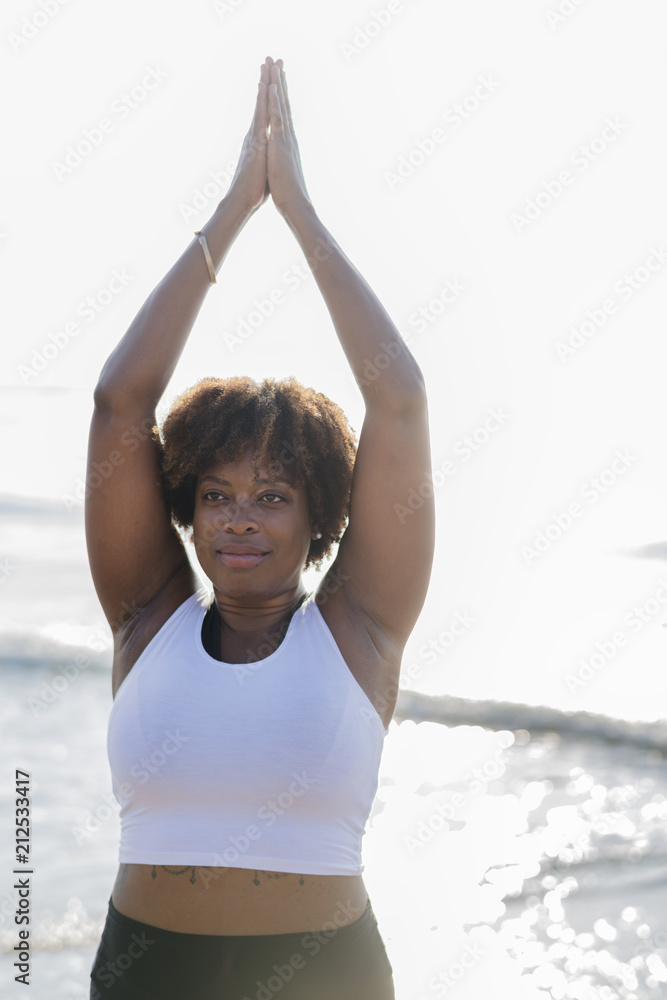 非洲裔美国女子在海滩练习瑜伽
