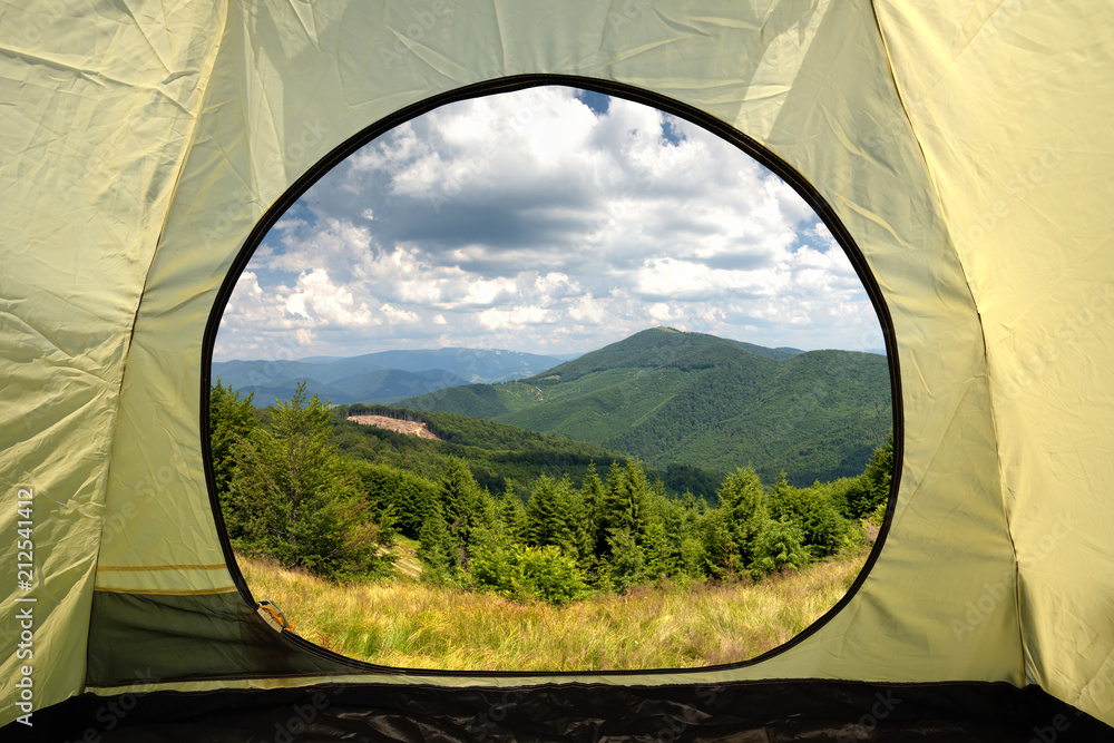 从帐篷内欣赏山脉景观