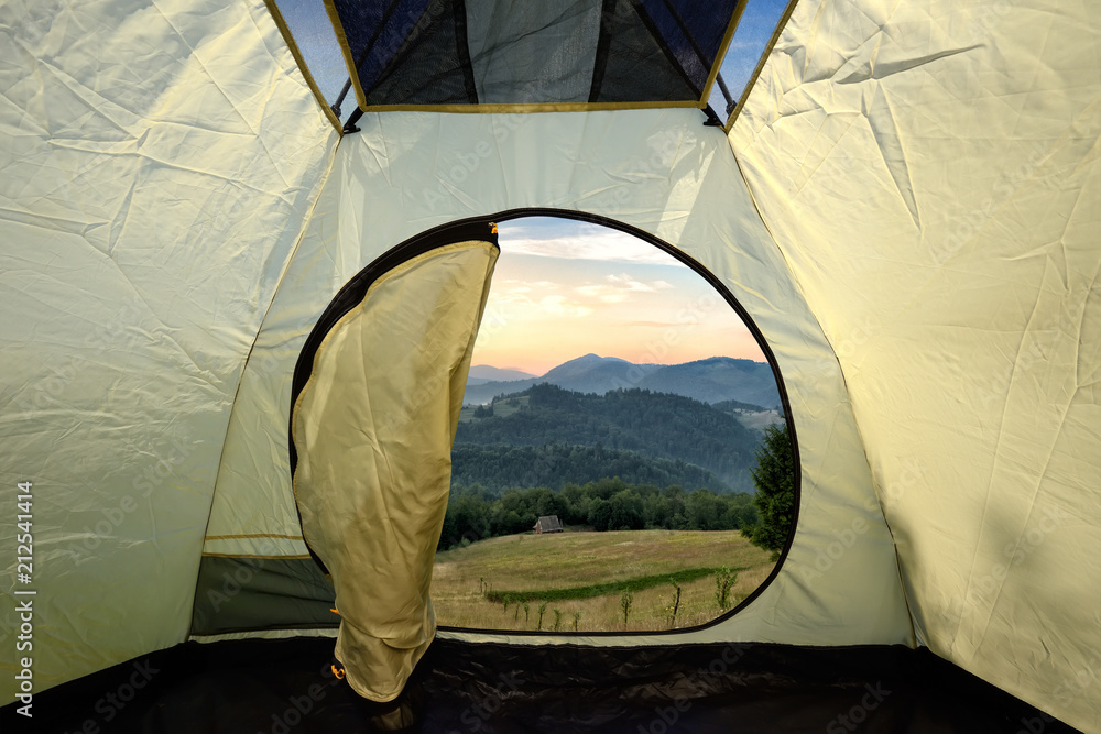 从帐篷内欣赏山脉景观