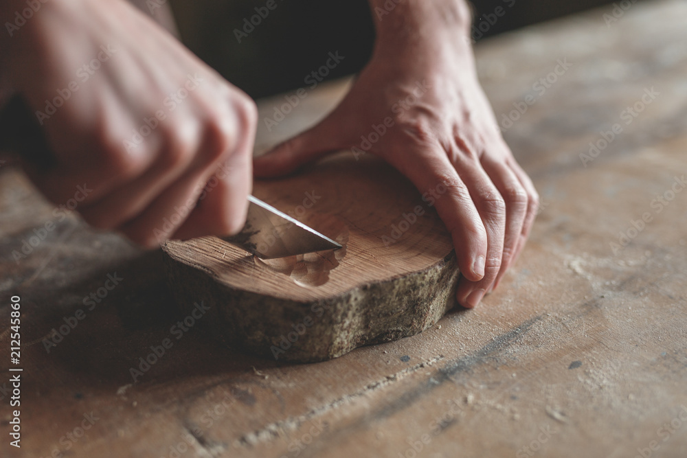 木工中用木头做男人的手