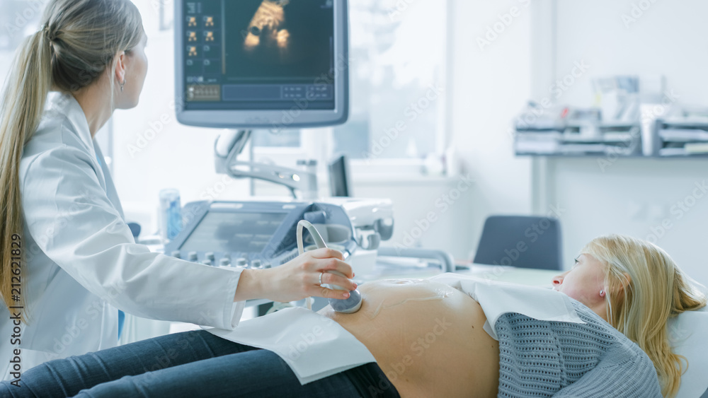 在医院，孕妇接受超声检查/超声波筛查/扫描，产科检查