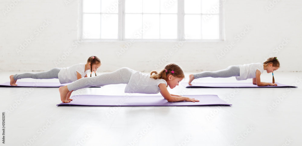 儿童女孩在健身房做瑜伽和体操