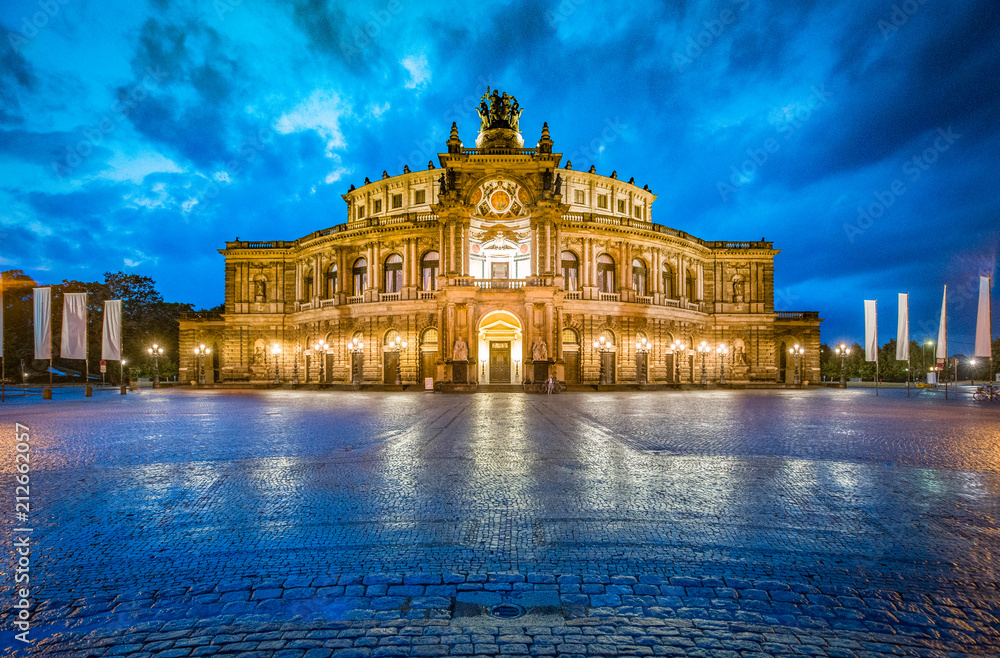 德国萨克森州，暮色中天空绚丽的德累斯顿歌剧院