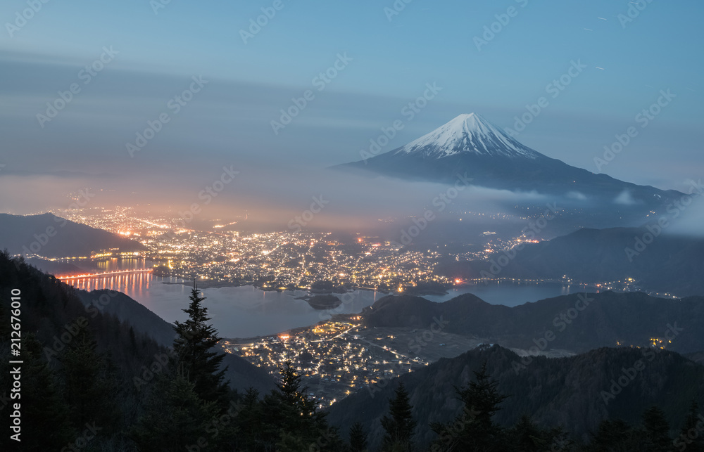 清晨的富士山和川口湖，从新都洞的视角看去。