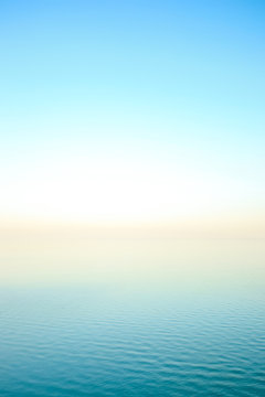 海上的黎明。温和的蓝色背景。