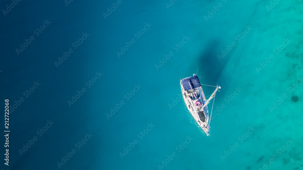 帆船停泊在克罗地亚湾，鸟瞰图。
