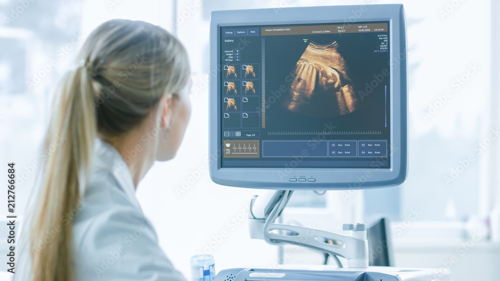 在医院，产科医生使用换能器进行超声波/超声检查/腹部扫描