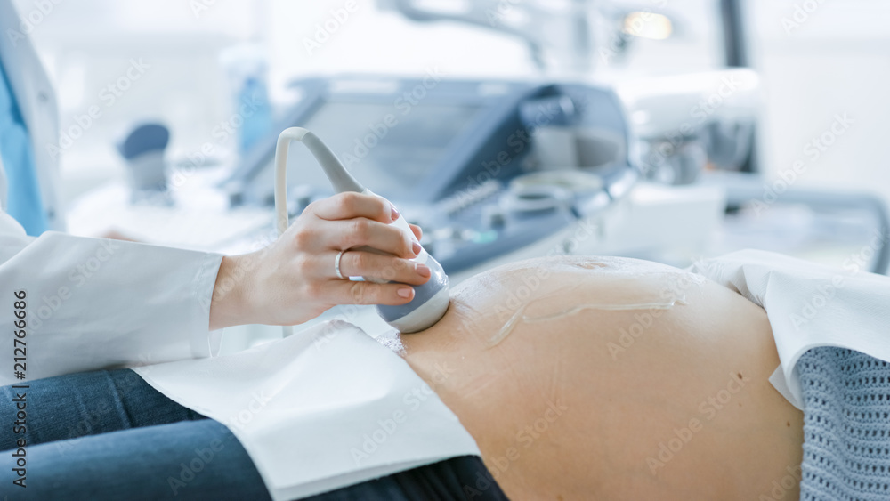 在医院，医生对孕妇进行超声波/超声扫描的特写镜头。O