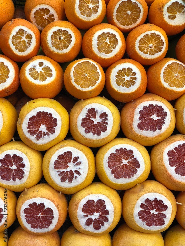 土耳其伊斯坦布尔街头制作新鲜挤压果汁的橙子和葡萄柚。传统