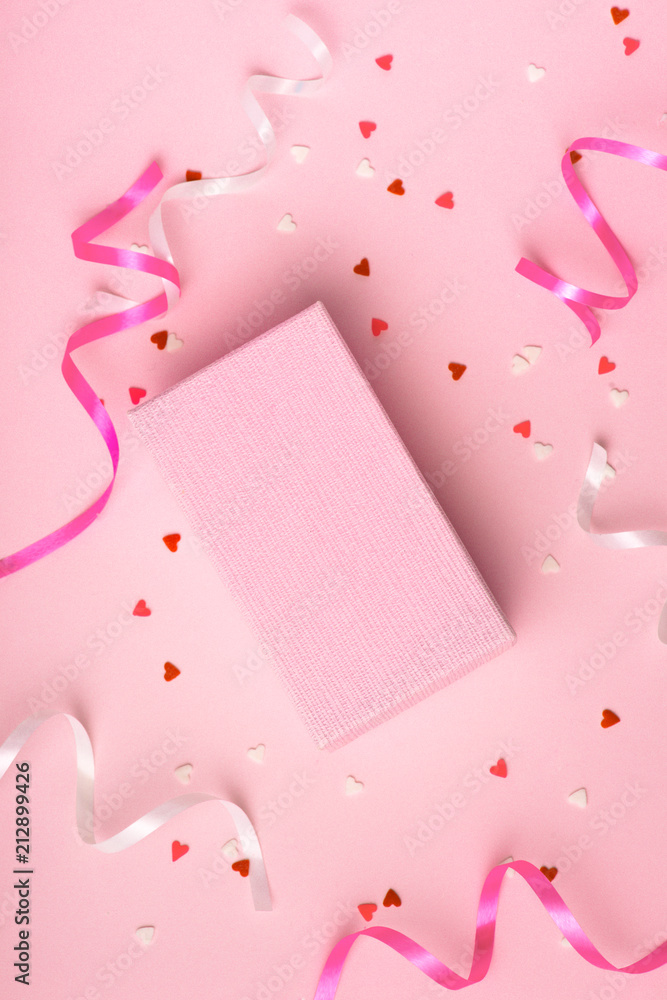 精致的粉色派对背景，带有飘带，用于用散落的五彩纸屑庆祝