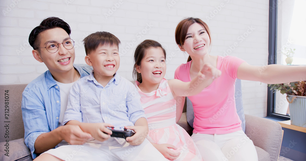 一家人快乐地玩电子游戏