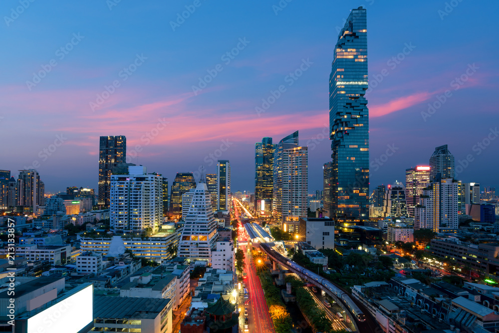 泰国曼谷，黄昏时的曼谷交通与现代商务大厦俯视图。
