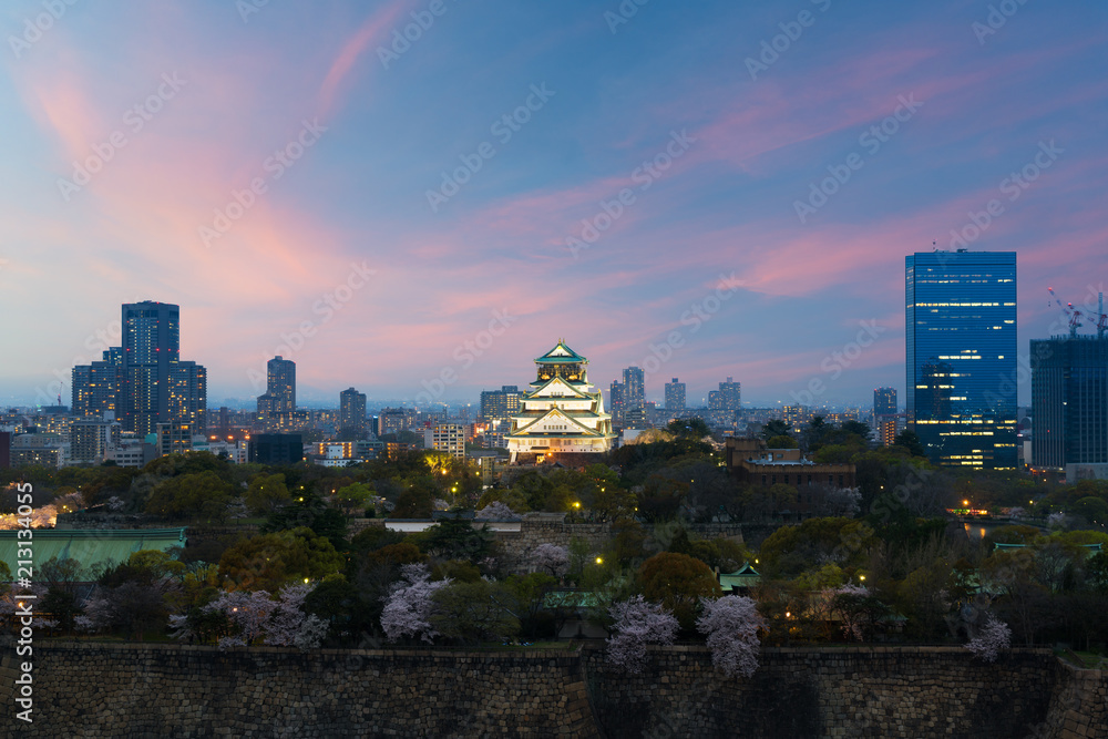 黄昏的日本城市景观。大阪城堡周围的大阪商业建筑景观。现代高层建筑