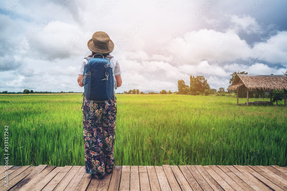 徒步亚洲稻田景观的女性旅行者。