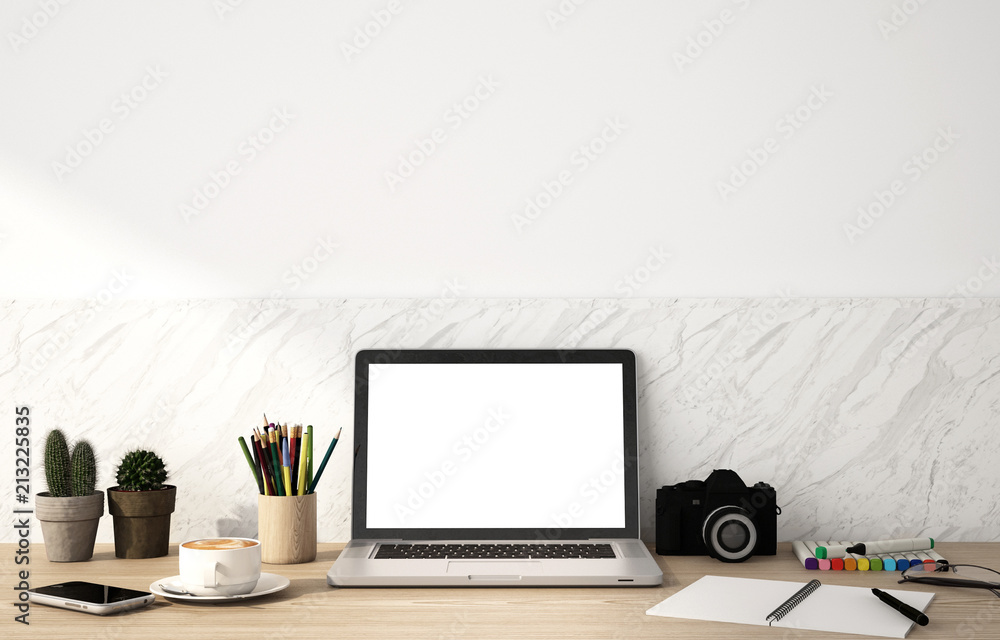 木质桌子和白色大理石背景上的笔记本电脑屏幕和厨具的工作空间