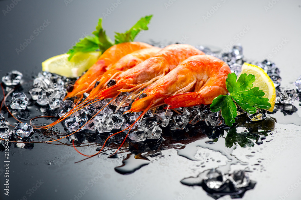 虾。黑底鲜虾。碎冰海鲜配香草。健康食品，烹饪