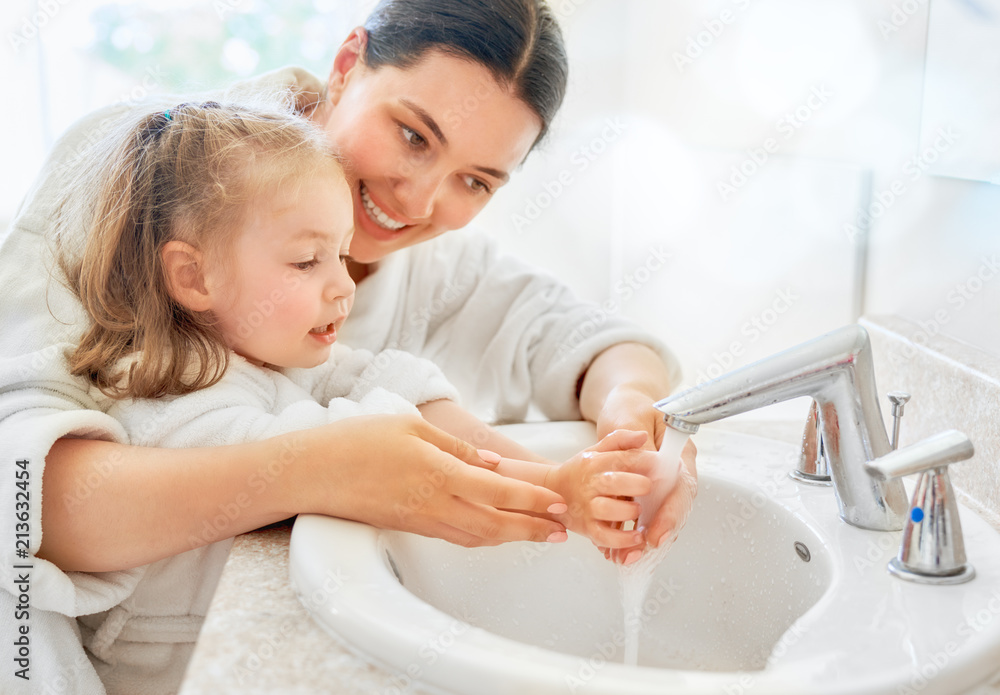 女孩和她的妈妈正在洗手