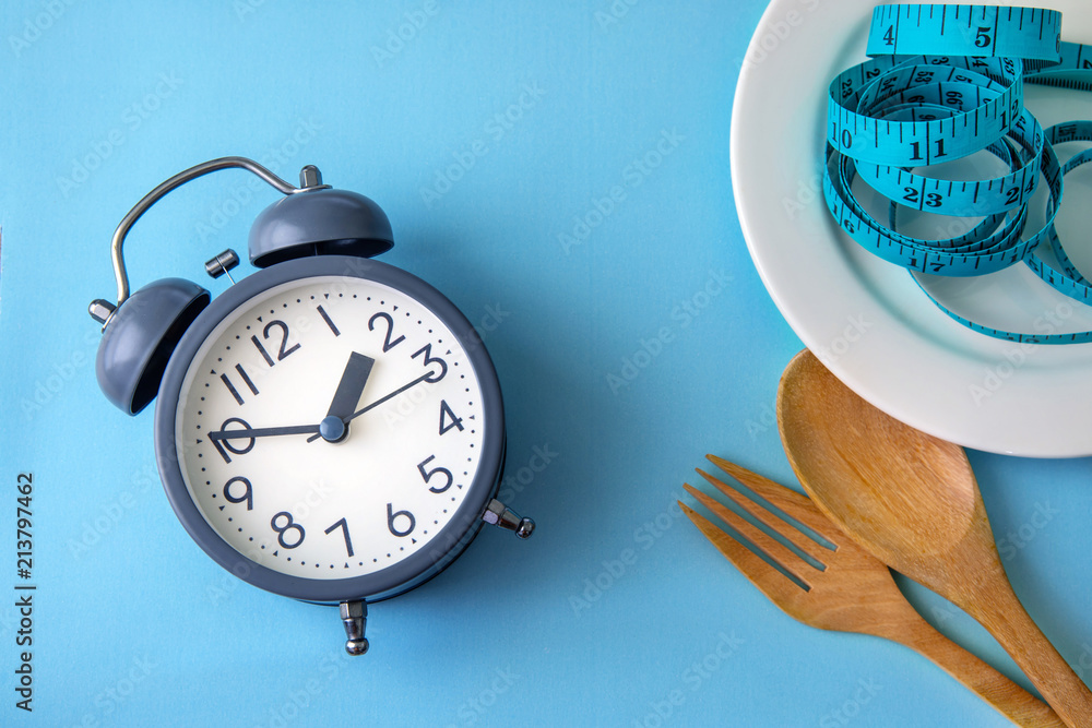 减肥时间、饮食控制或饮食概念时间、健康工具的闹钟