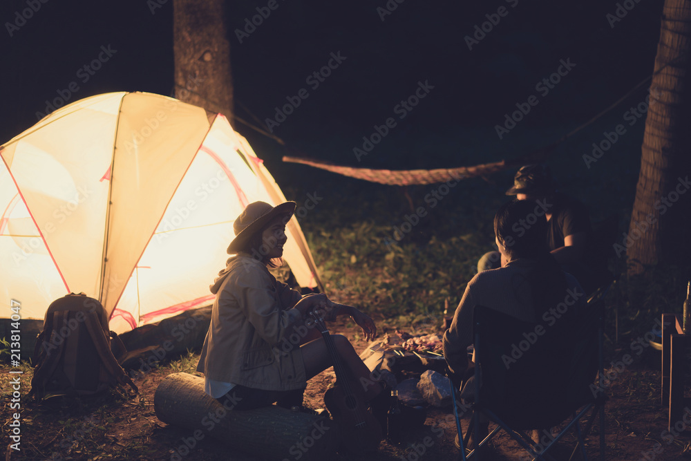 朋友们晚上在树林里露营。