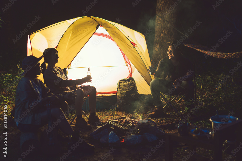 朋友们晚上在树林里露营。
