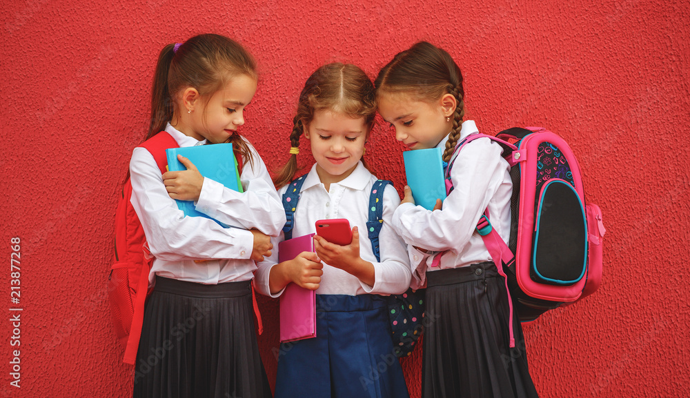 快乐的孩子女朋友女学生小学用智能手机