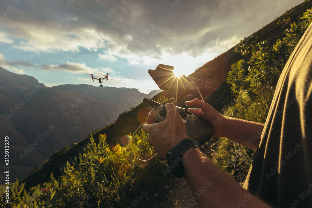 自然摄影师用无人机在山上拍摄