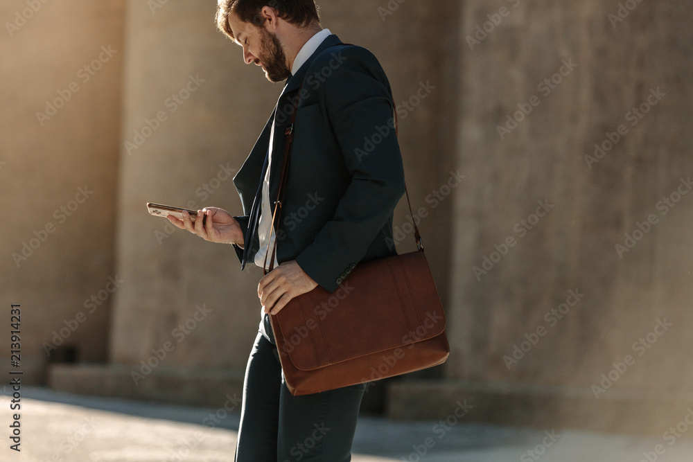 男子上下班时使用手机