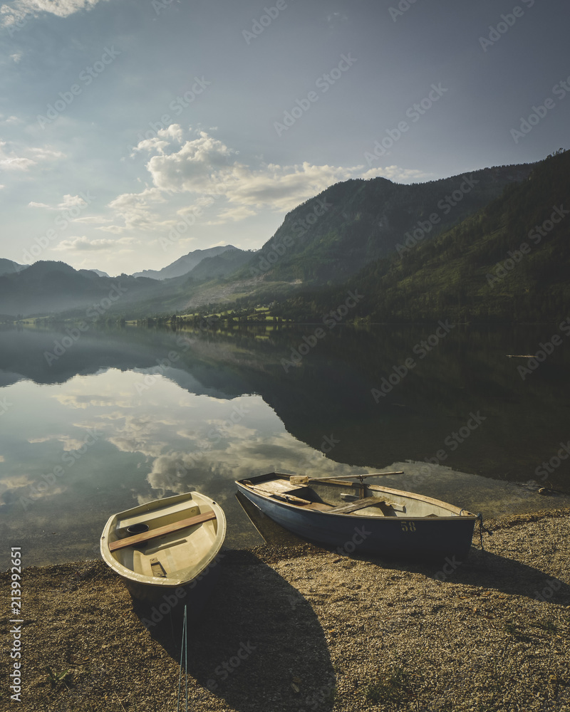 欧洲，奥地利，阿尔卑斯山，格伦德西湖上阳光明媚的夏日早晨