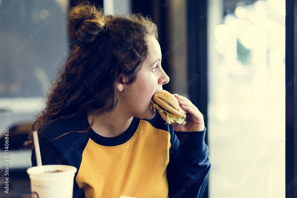 吃汉堡的少女肥胖概念特写