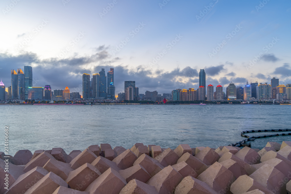青岛湾游艇码头与城市建筑景观