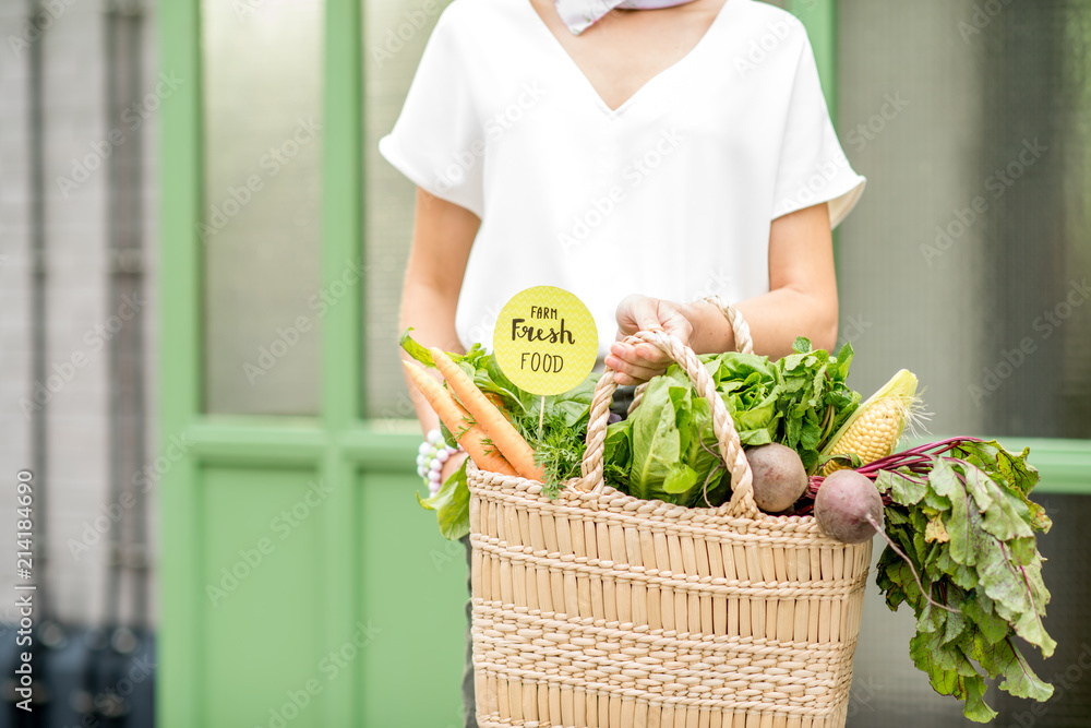 装满新鲜有机蔬菜的袋子，绿色b上有当地市场的绿色贴纸