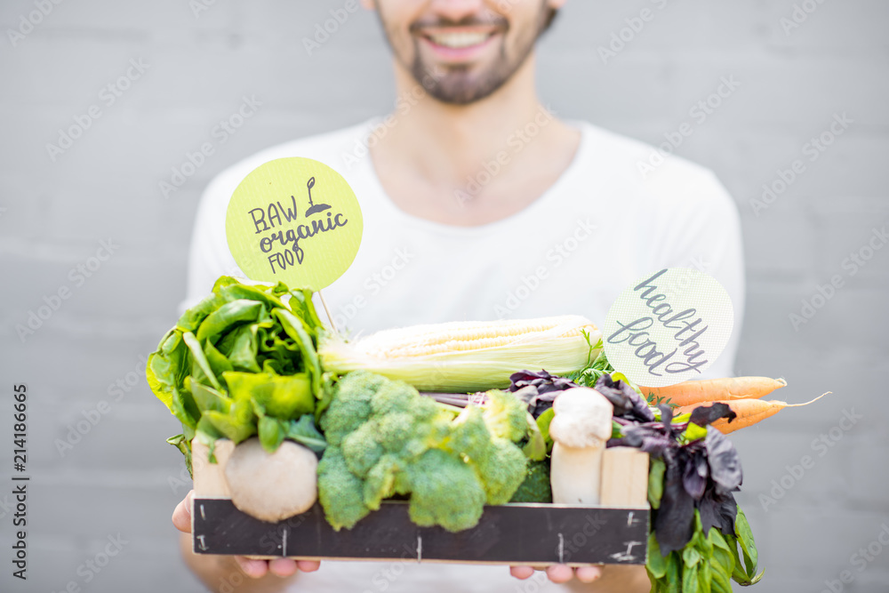 装满当地市场新鲜蔬菜的保温箱