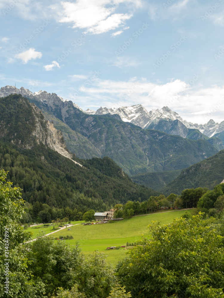 意大利多洛米蒂的牧场和小村庄。绿草和山脉，意大利，2017年9月