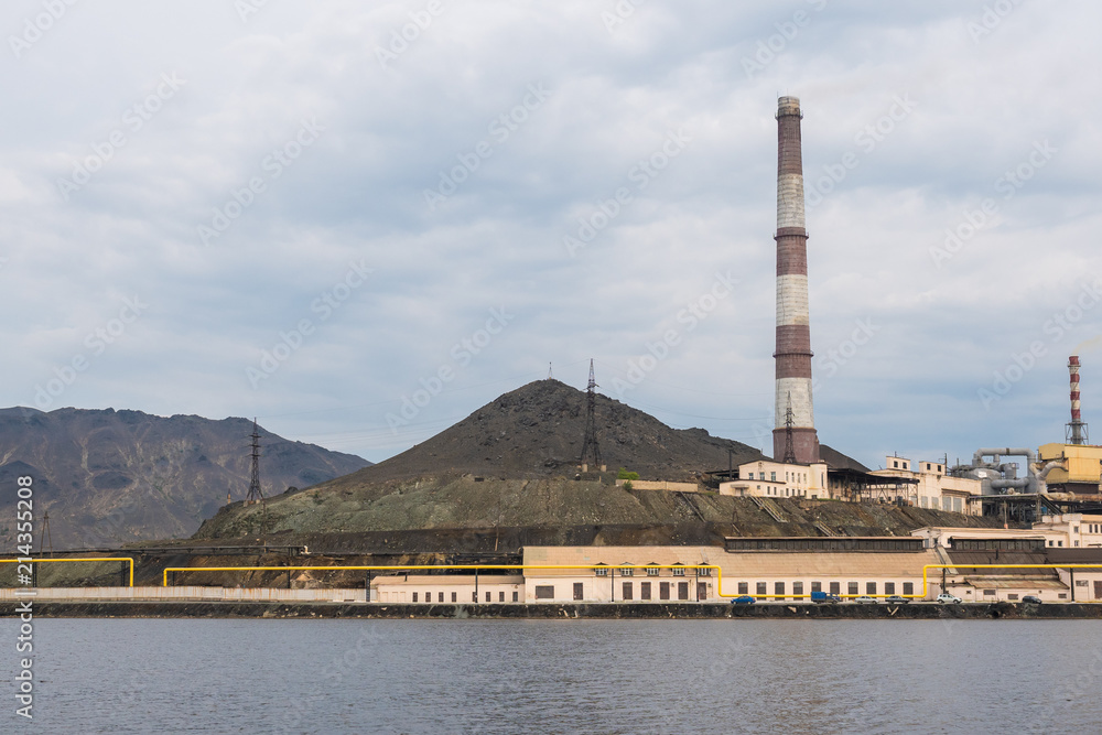 工厂或电厂烟囱产生的污染和烟雾