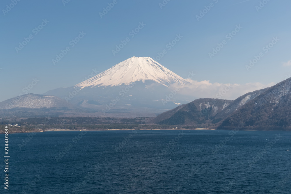 春天的富士山和Motosu湖。