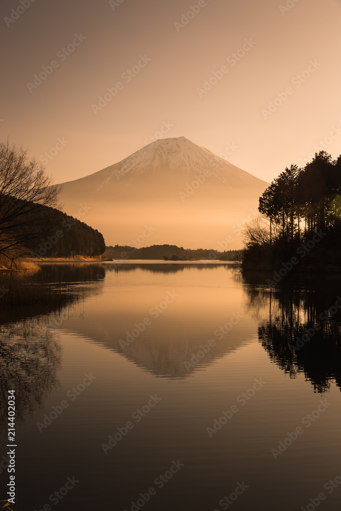 富士山和谷之湖在冬季日出美丽。谷之湖是莫附近的一个湖