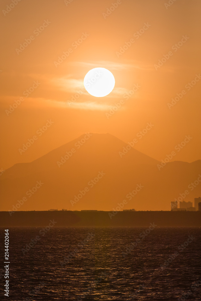 钻石富士，落日与富士山顶交汇的景色