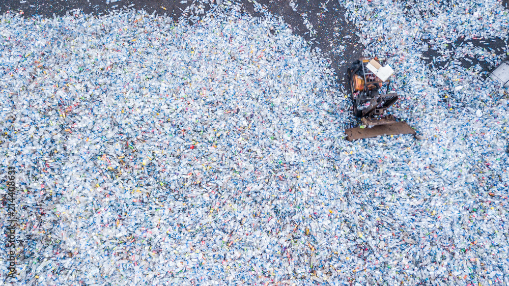 鸟瞰图大型垃圾瓶堆背景，垃圾场中的垃圾堆，家里的垃圾