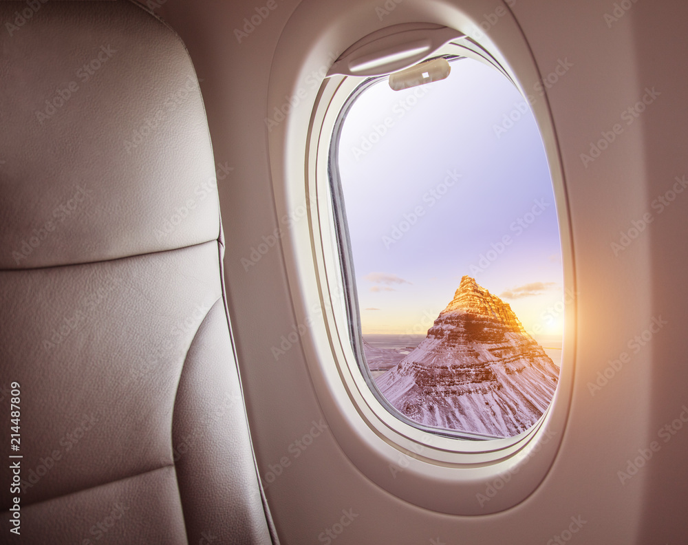飞机内部，可从窗户看到冰岛柯克朱费尔山。