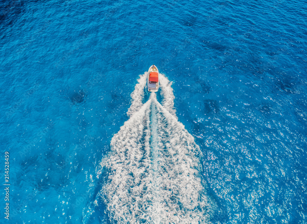 巴利阿里群岛海上的摩托艇。透明bl中漂浮船只的鸟瞰图
