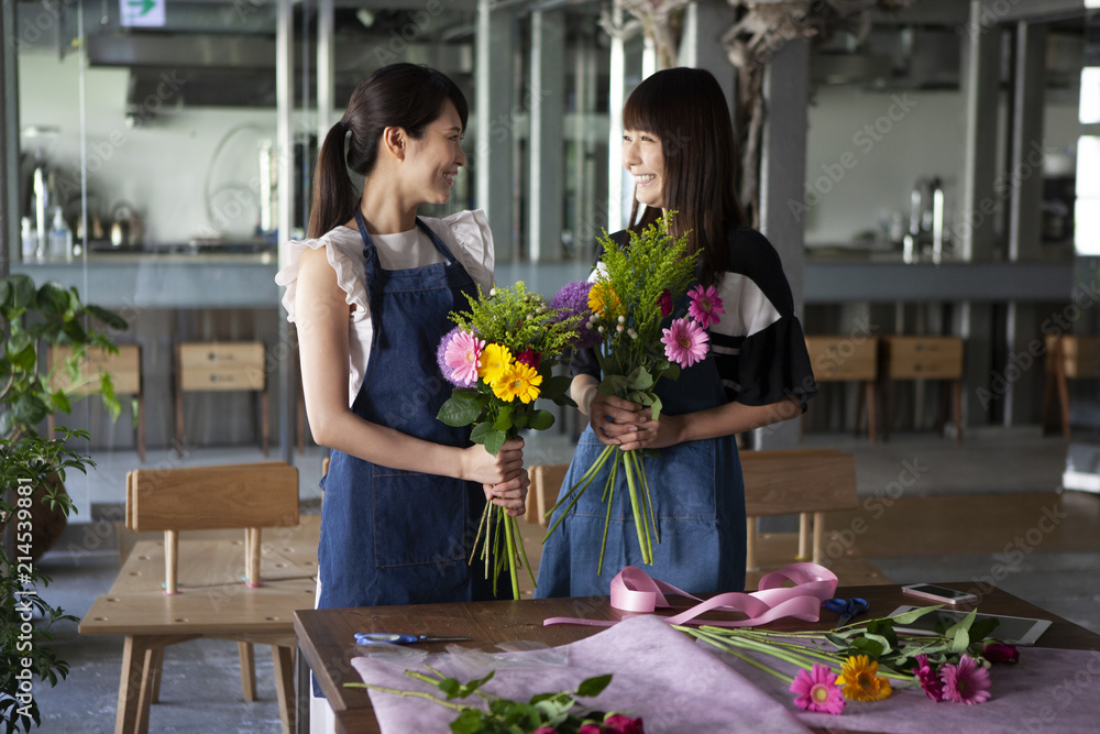 フラワーアレンジメント教室で楽しそうに花束を作る女性二人