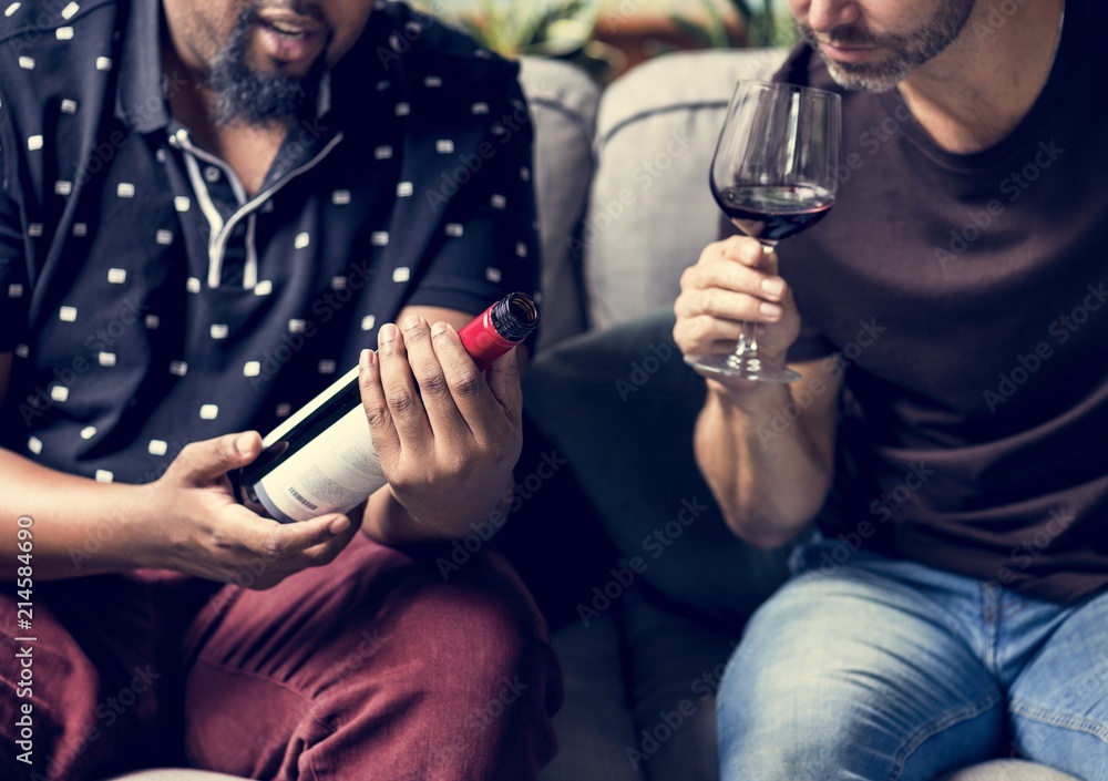 男人与朋友品尝红酒