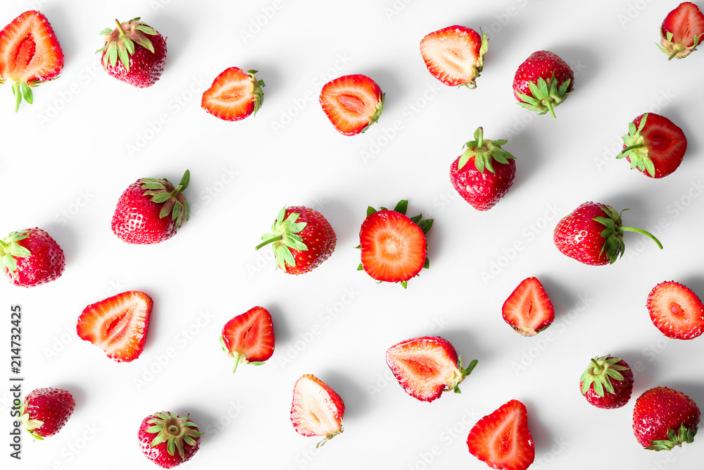白底上有成熟草莓的平躺构图