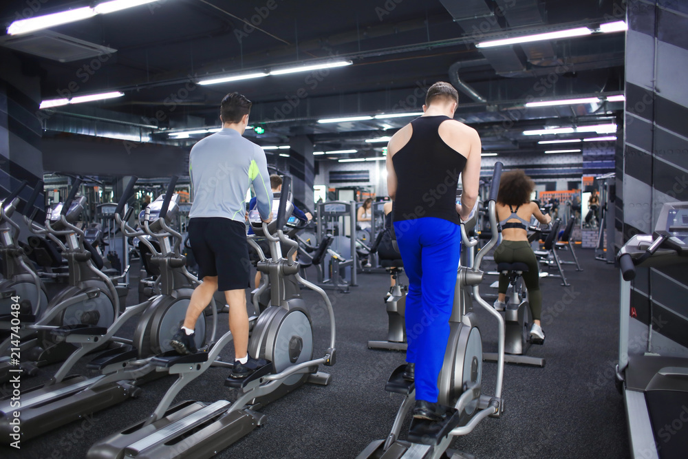 人们在健身房的训练机上锻炼