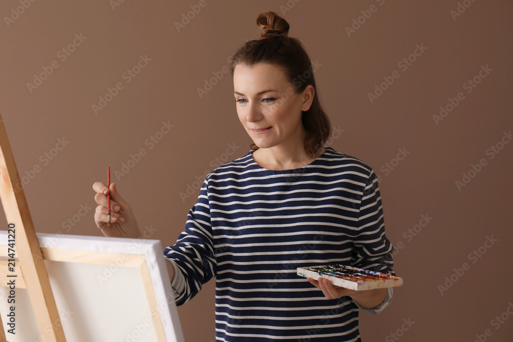 彩色背景下的女艺术家绘画
